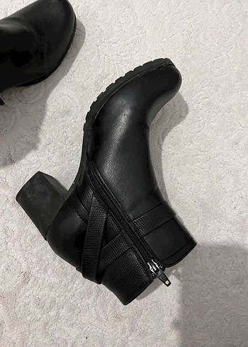 Siyah Deri Tokalı Kadın Bot - Görsel 3