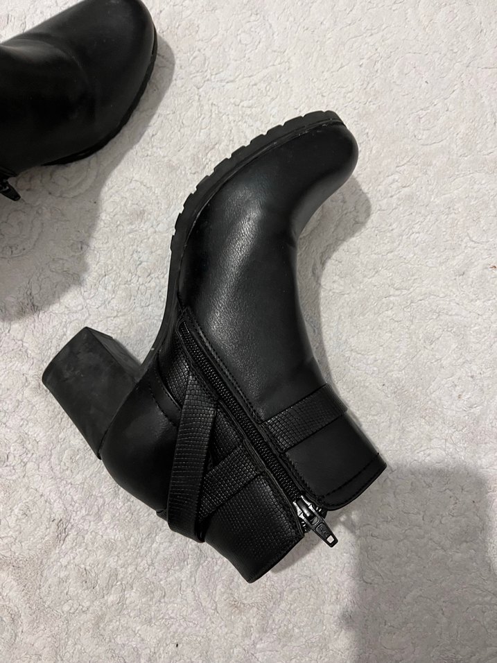 Siyah Deri Tokalı Kadın Bot - Görsel 3