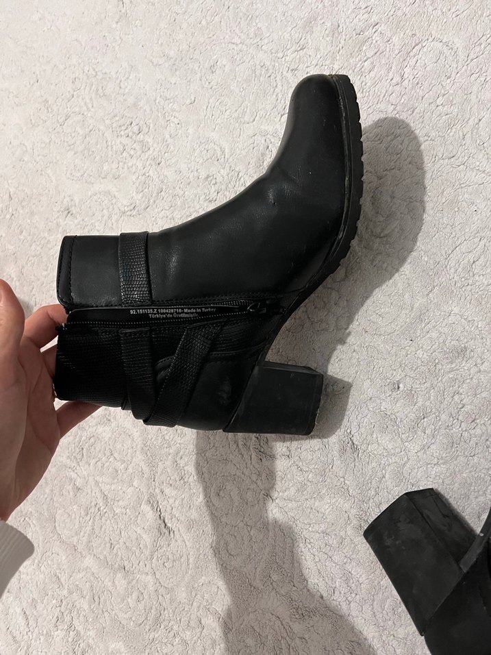 Siyah Deri Tokalı Kadın Bot - Görsel 2