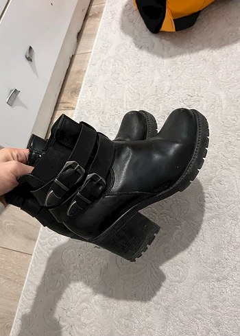 Tokalı Siyah Deri Kadın Bot - Görsel 2