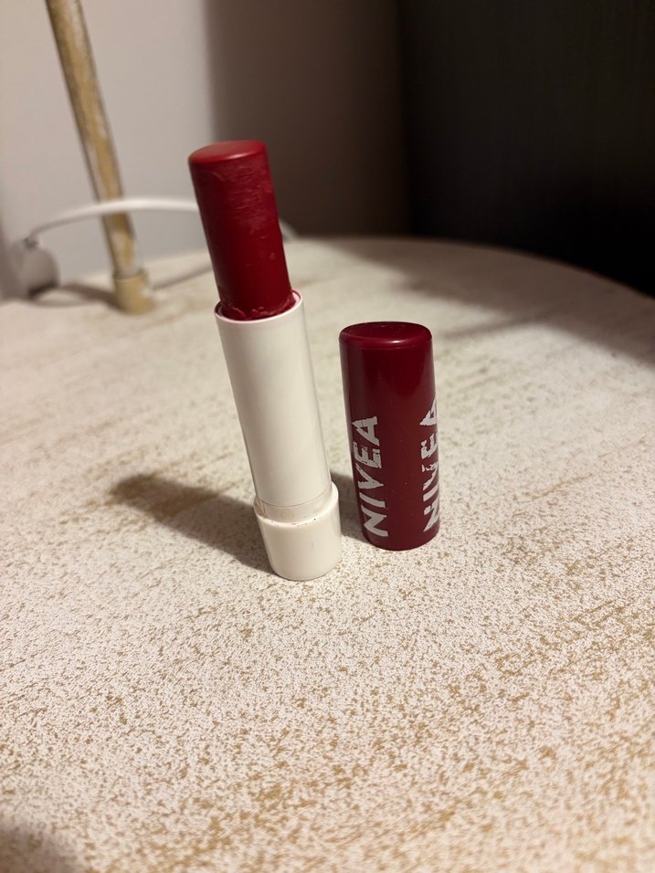 Nivea Parlak Cherry dudak nemlendiricisi - Görsel 2