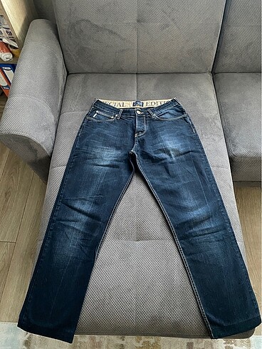 Armani Jeans 32