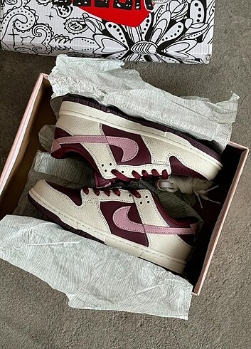 39 Beden Nike Dunk Low Valentine?s Day 