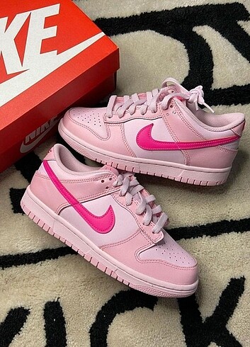 Nike Dunk Low Triple Pink 