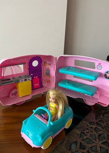 Pembe ve Turkuaz Oyuncak Araba ve Bebek Seti
