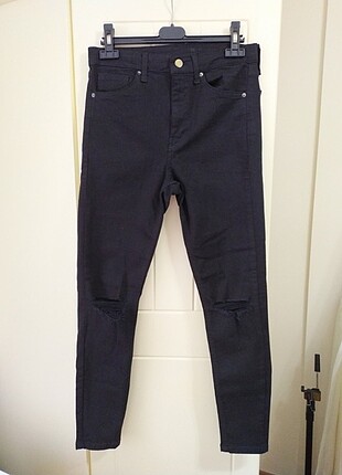 Bershka Siyah dizi yırtık pantolon