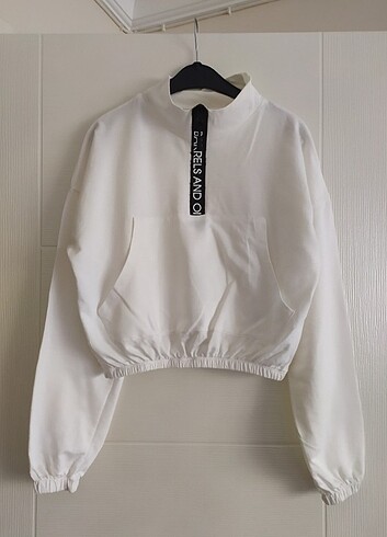 Beyaz yakası fermuarlı beli lastikli crop sweat