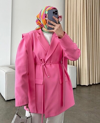 Pembe bağlamalı blazer