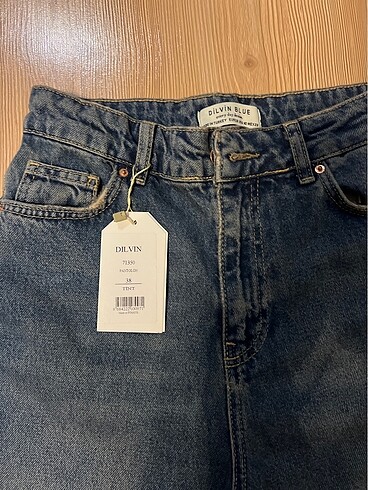 38 Beden DİLVİN MARKA 38 Beden Eskitme mom jeans kot pantolon