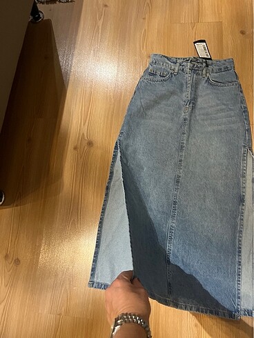 32 Beden mavi Renk 32 beden iki yanı yırtmaçlı mavi uzun kot etek