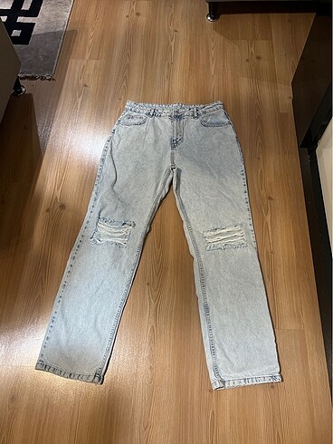 42 beden Trendyol milla marka buz mavisi yırtık kot pantolon ???