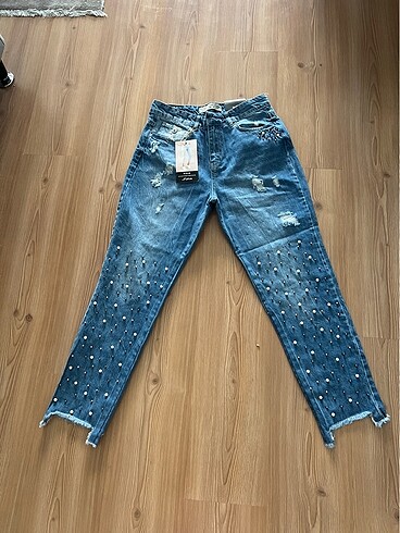 Dilvin marka 40 beden etiketli yırtık ve boncuklu kot pantolon ?