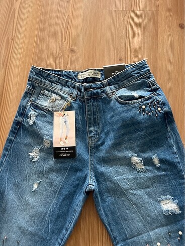 Dilvin Dilvin marka 40 beden etiketli yırtık ve boncuklu kot pantolon ?
