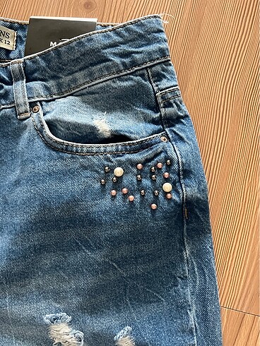 40 Beden Dilvin marka 40 beden etiketli yırtık ve boncuklu kot pantolon ?