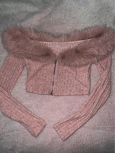 pudra tüylü crop bluz