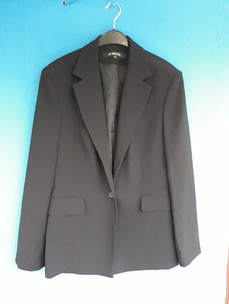 44 Beden Biri gri diğeri siyah blazer iki adet ceket Tanesi 10 tl
