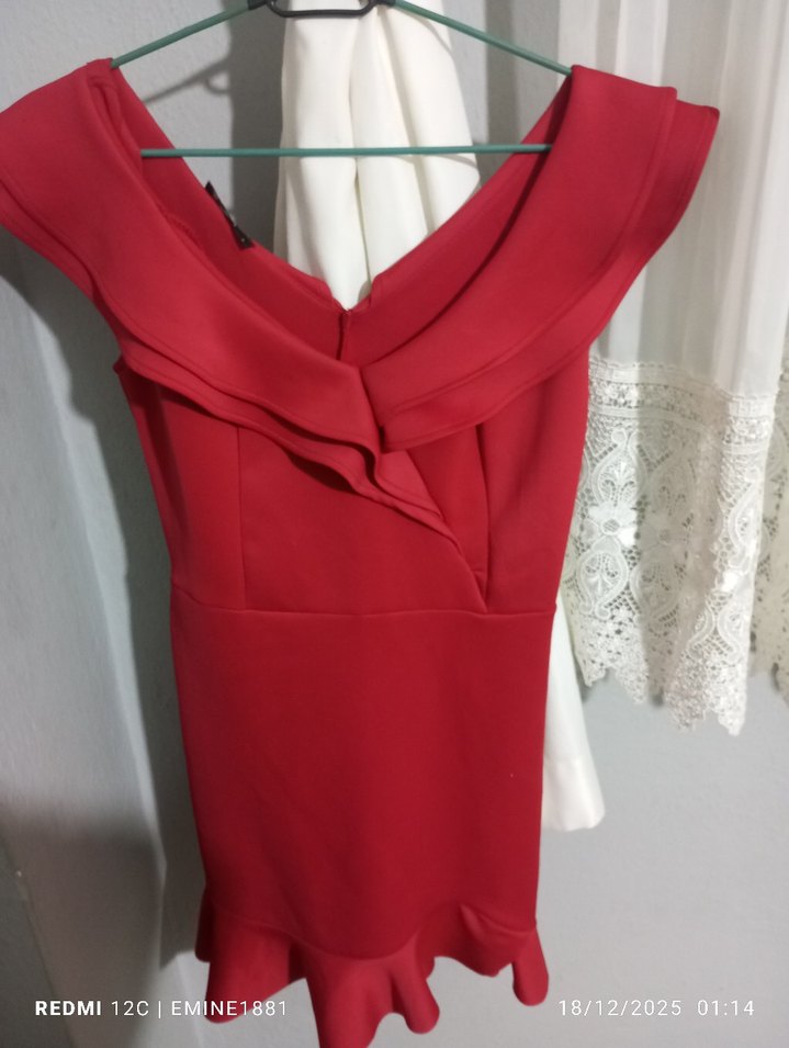 Kırmızı mezuniyet elbisesi - Görsel 3