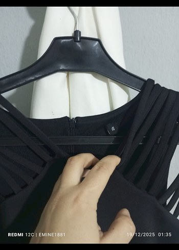 Siyah V Yakalı İnce Askılı Mini Kadın Abiye - Görsel 3