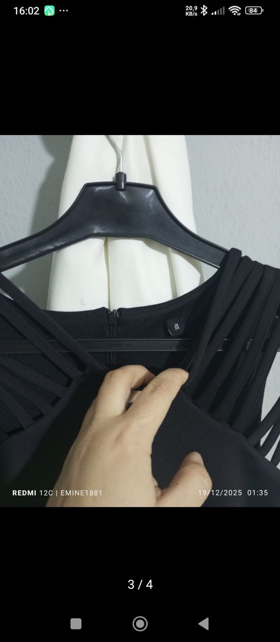 Siyah V Yakalı İnce Askılı Mini Kadın Abiye - Görsel 3