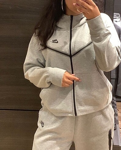 gri nike tech