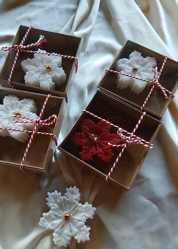 Beyaz ve Kırmızı Çiçekli Mum Seti - Görsel 3