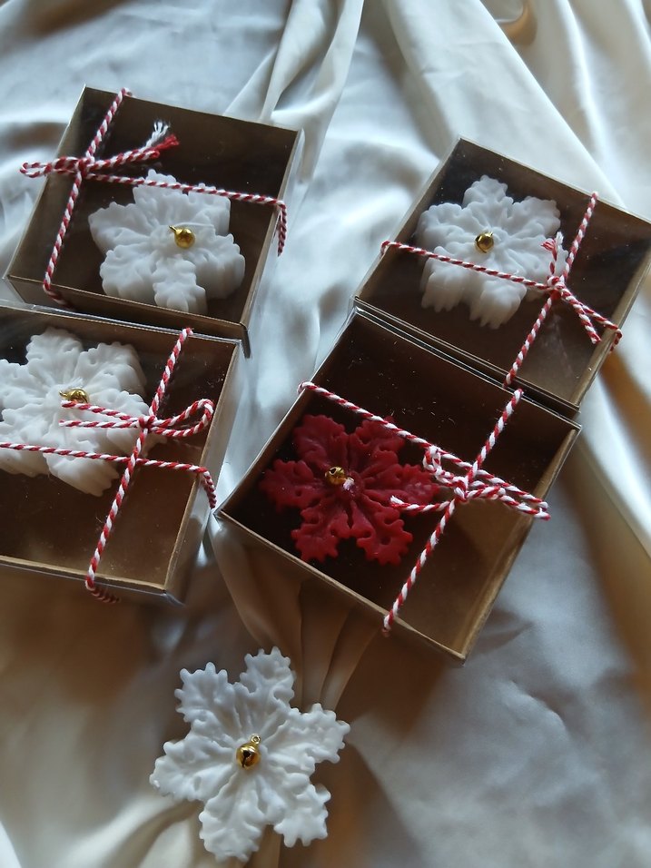 Beyaz ve Kırmızı Çiçekli Mum Seti - Görsel 3