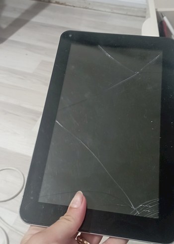 Siyah Renkli Çatlak Ekranlı Tablet