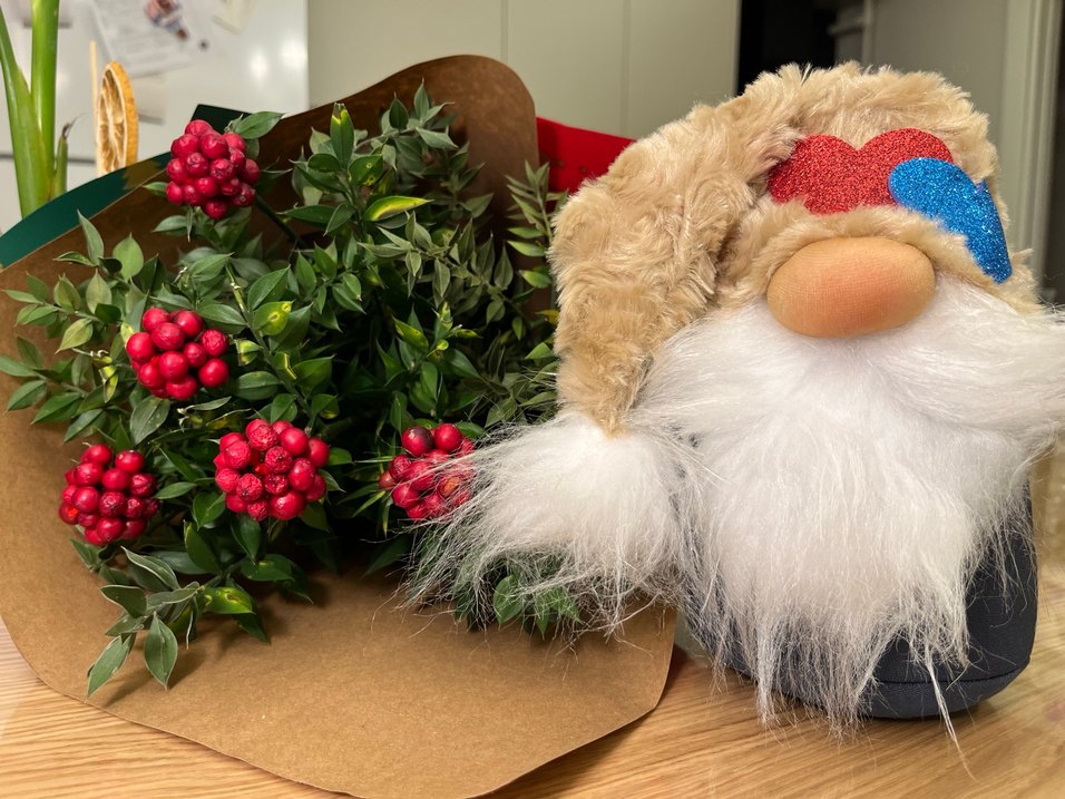 Renkli Kalp Detaylı Cüce Figür - Görsel 2