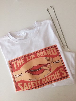 The Lip Brand Tişört.