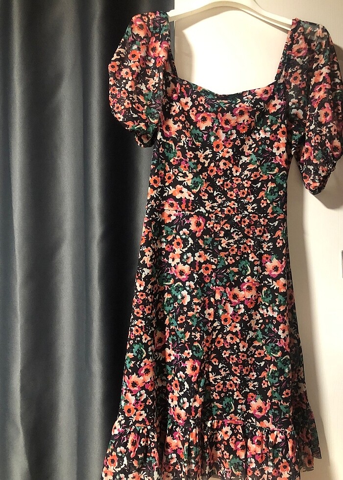 Çiçekli Elbise - Görsel 3