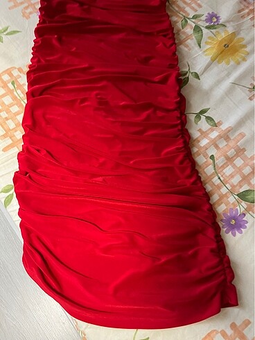 Kırmızı büzgülü straplez ipli mezuniyet elbisesi - Görsel 2