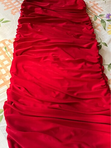 Kırmızı büzgülü straplez ipli mezuniyet elbisesi - Görsel 3