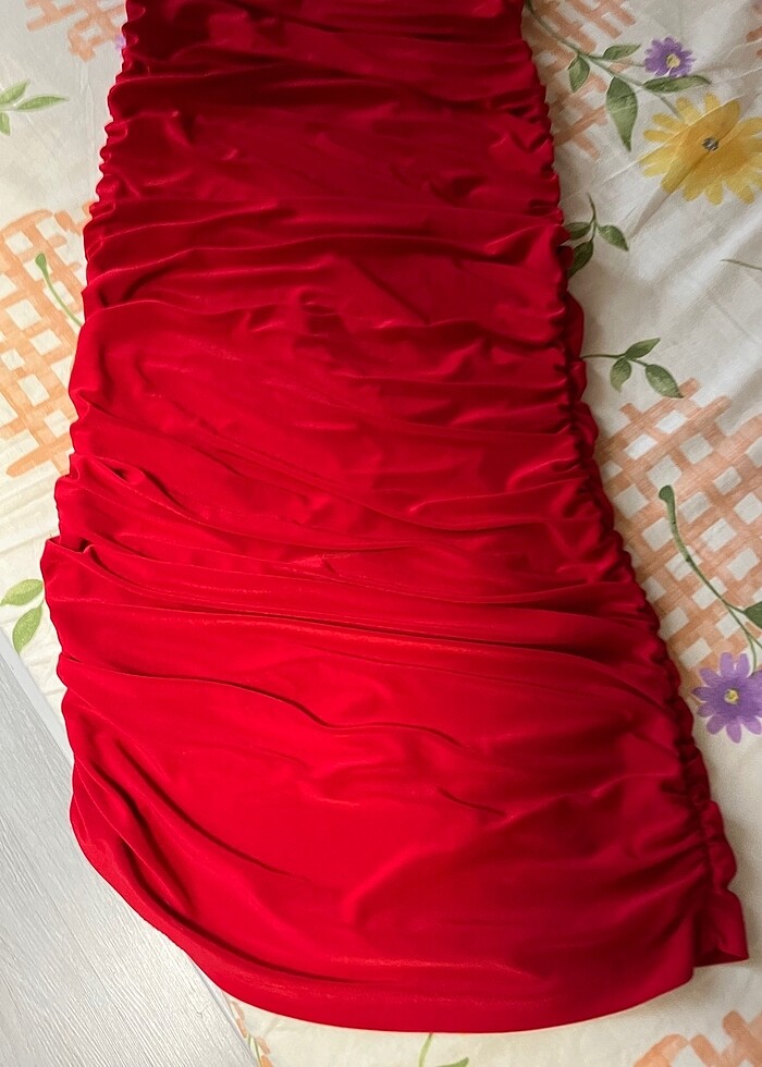 Kırmızı büzgülü straplez ipli mezuniyet elbisesi - Görsel 2