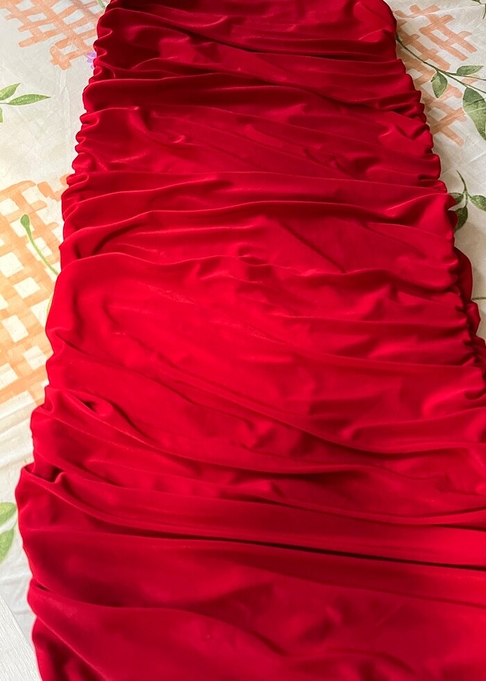 Kırmızı büzgülü straplez ipli mezuniyet elbisesi - Görsel 3