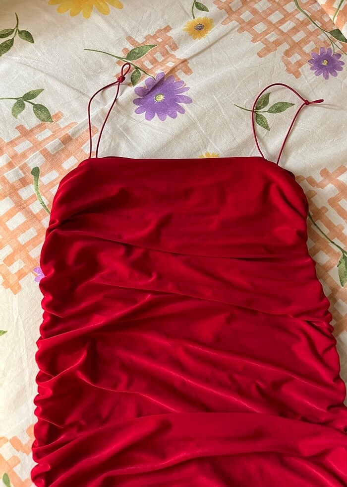 Kırmızı büzgülü straplez ipli mezuniyet elbisesi - Görsel 4