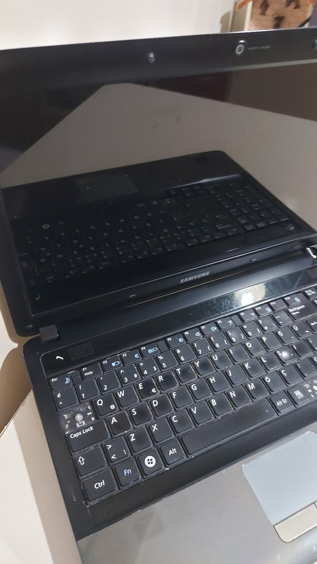 Siyah Samsung Dizüstü Bilgisayar - Görsel 3