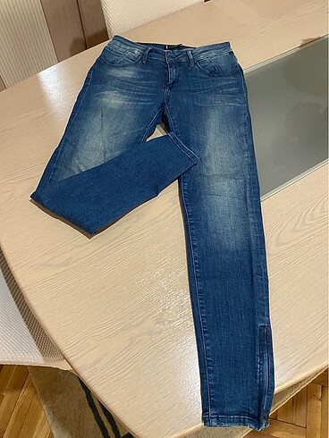 Paçaları fermuarlı mavi jean