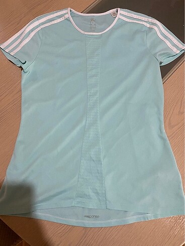 Adidas nefes alan tişört