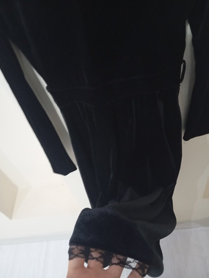 V Yaka Siyah Midi Elbise - Görsel 4