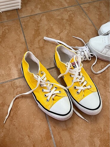 39 Beden 39 numara sarı converse