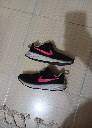 31 Beden Nike kız çocuk Spor Ayakkabı ve Kinetix 30 no ayakkabı hediyeli
