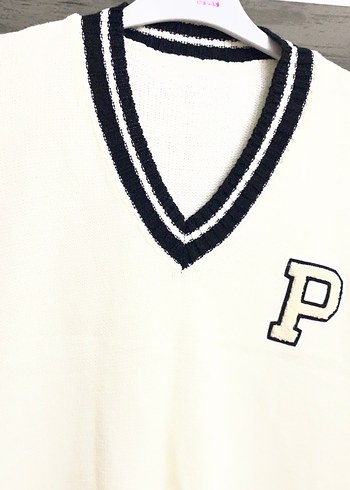 V Yaka Nakışlı Beyaz Triko Süveter - Görsel 3