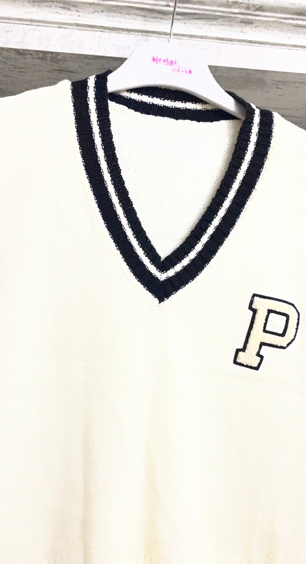 V Yaka Nakışlı Beyaz Triko Süveter - Görsel 3