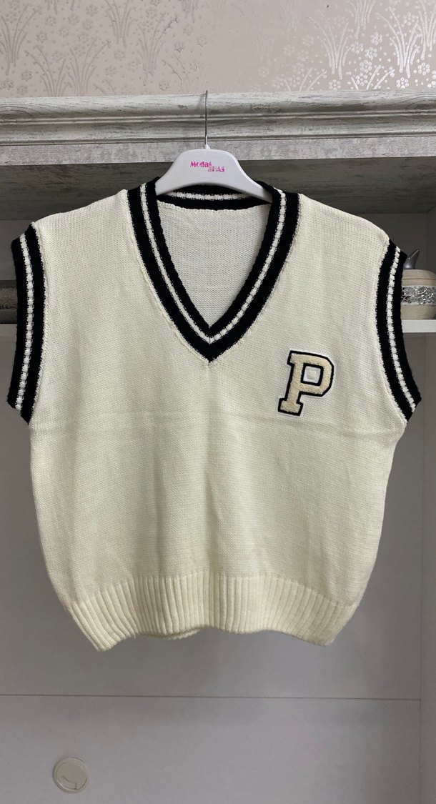 V Yaka Nakışlı Beyaz Triko Süveter - Görsel 2