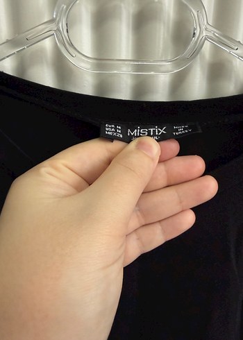 Zincir Detaylı Siyah Kadın Tişört - Görsel 3