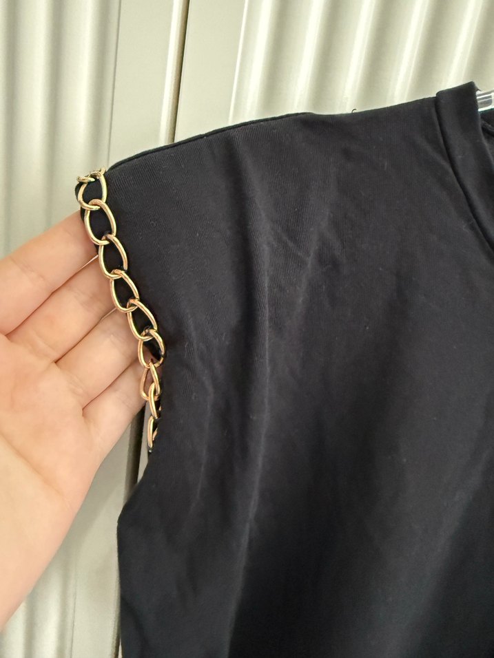 Zincir Detaylı Siyah Kadın Tişört - Görsel 4