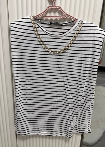 Zincir Detaylı Beyaz Gri Çizgili Kolsuz Bluz - Görsel 2