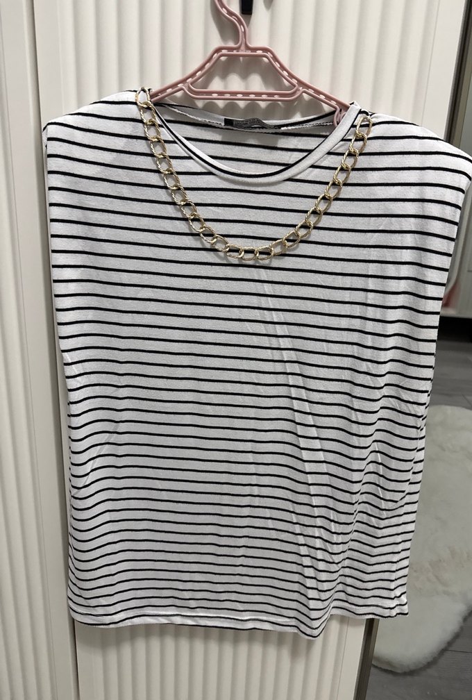 Zincir Detaylı Beyaz Gri Çizgili Kolsuz Bluz - Görsel 2