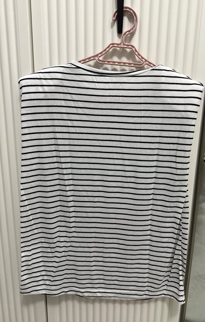 Zincir Detaylı Beyaz Gri Çizgili Kolsuz Bluz - Görsel 4