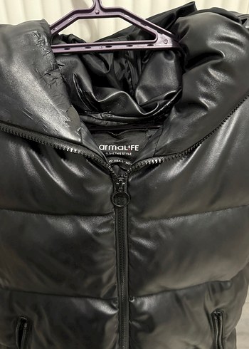 Siyah Deri Kapüşonlu Kadın Şişme Yelek - Görsel 3